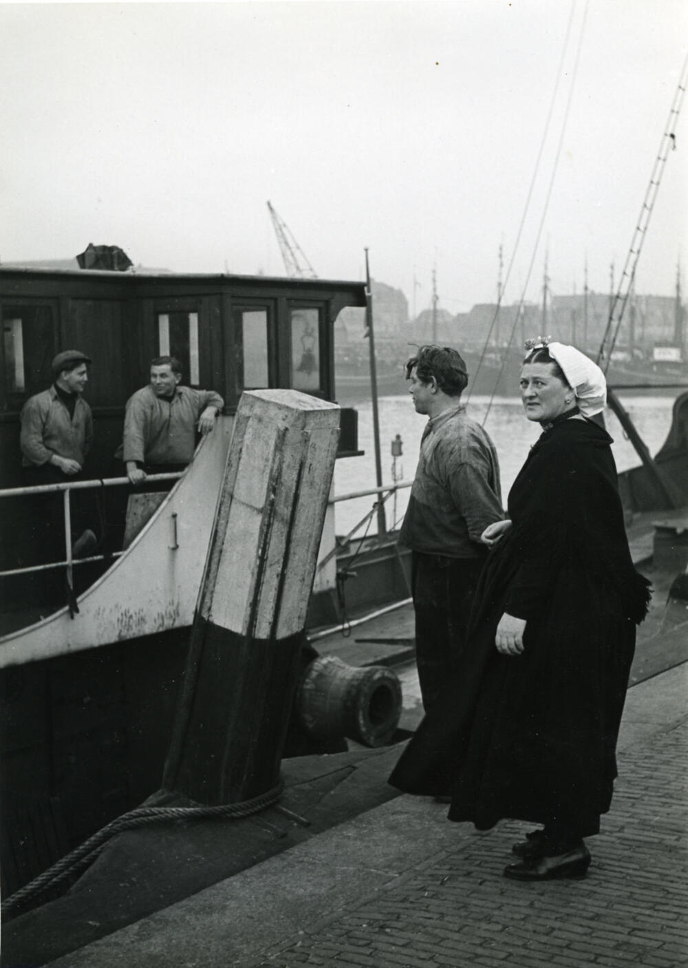 Vrouw in Scheveningse dracht, 1951