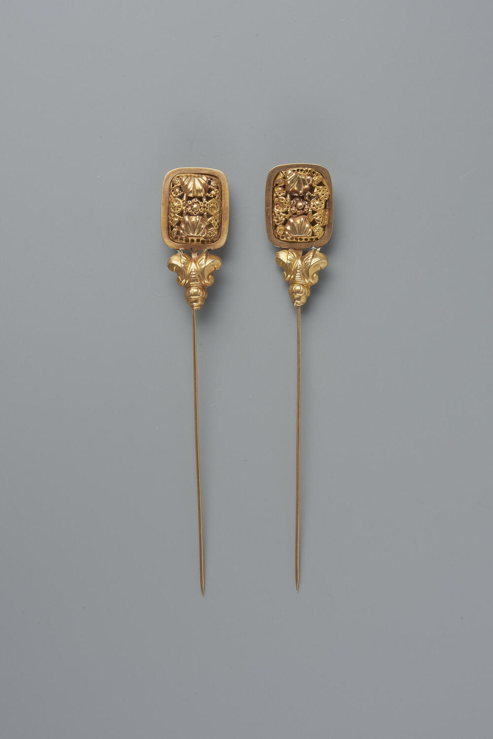 Paar gouden mutsenspelden, Blaricum, circa 1845–1880