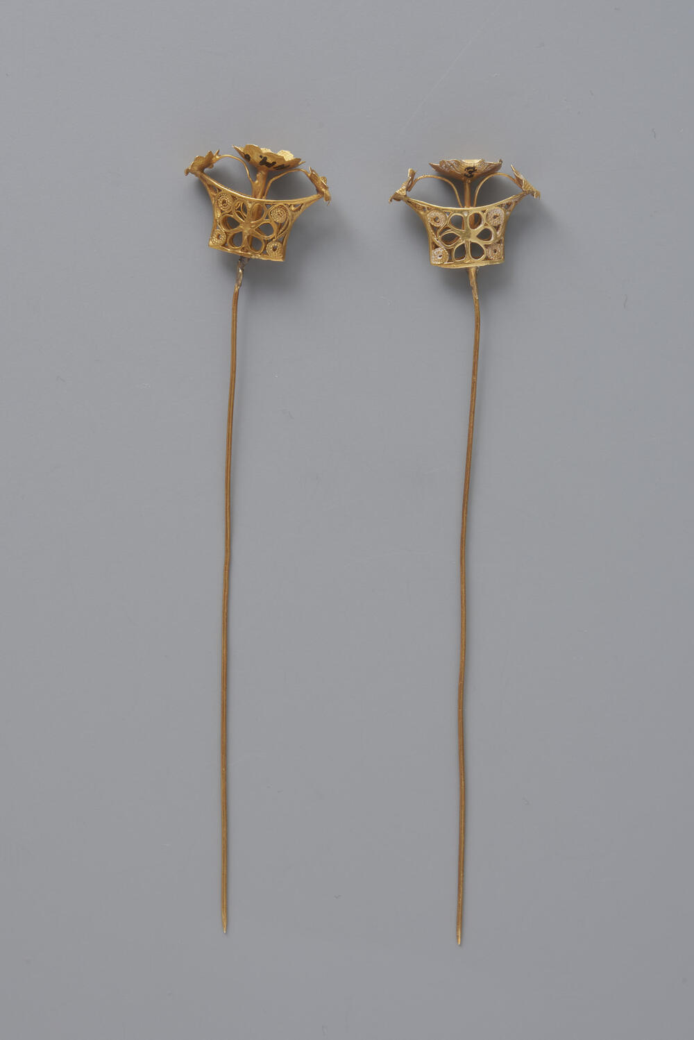 Paar gouden mutsenspelden, 1840–1850
