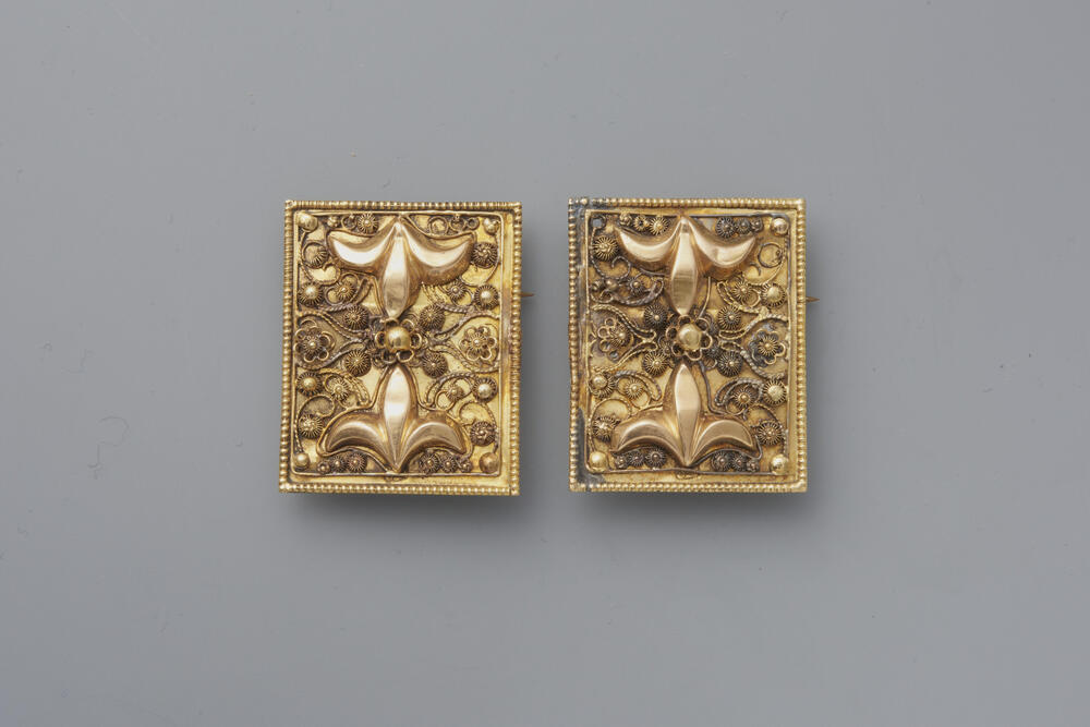 Paar gouden oorijzerboeken, vermaakt tot broches, Zuid-Holland, 1814–1953