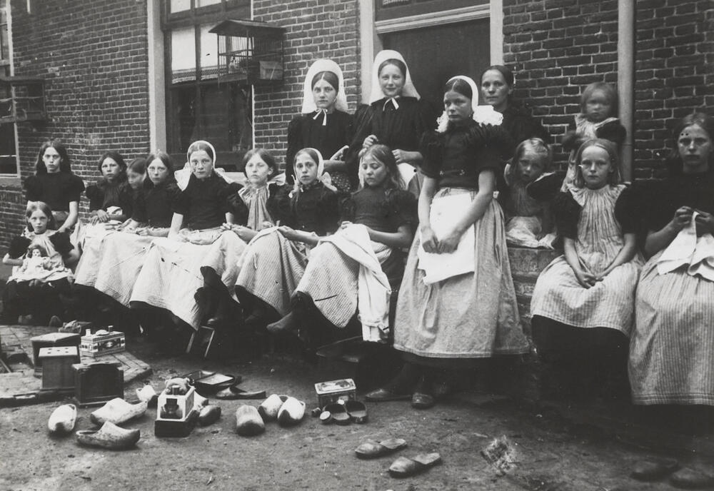Meisjes in kinderdracht, Huizen, circa 1910