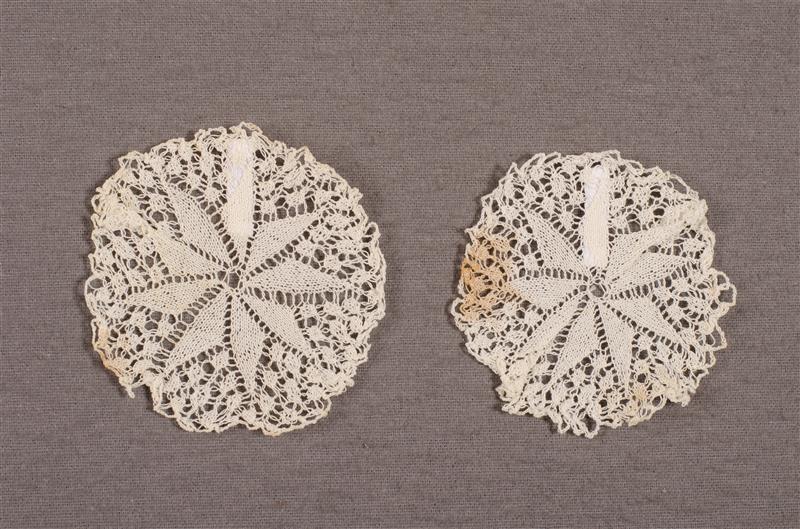Twee ronde kleedjes (identiek)
