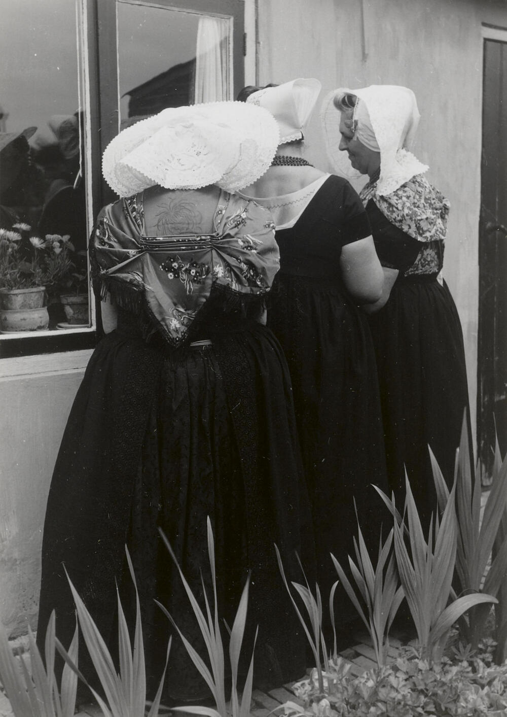 Drie vrouwen in Zeeuwse drachten, Middelburg, 1956