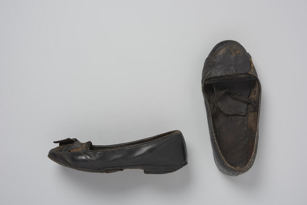 Paar vrouwenschoenen, Bunschoten, voor 1945