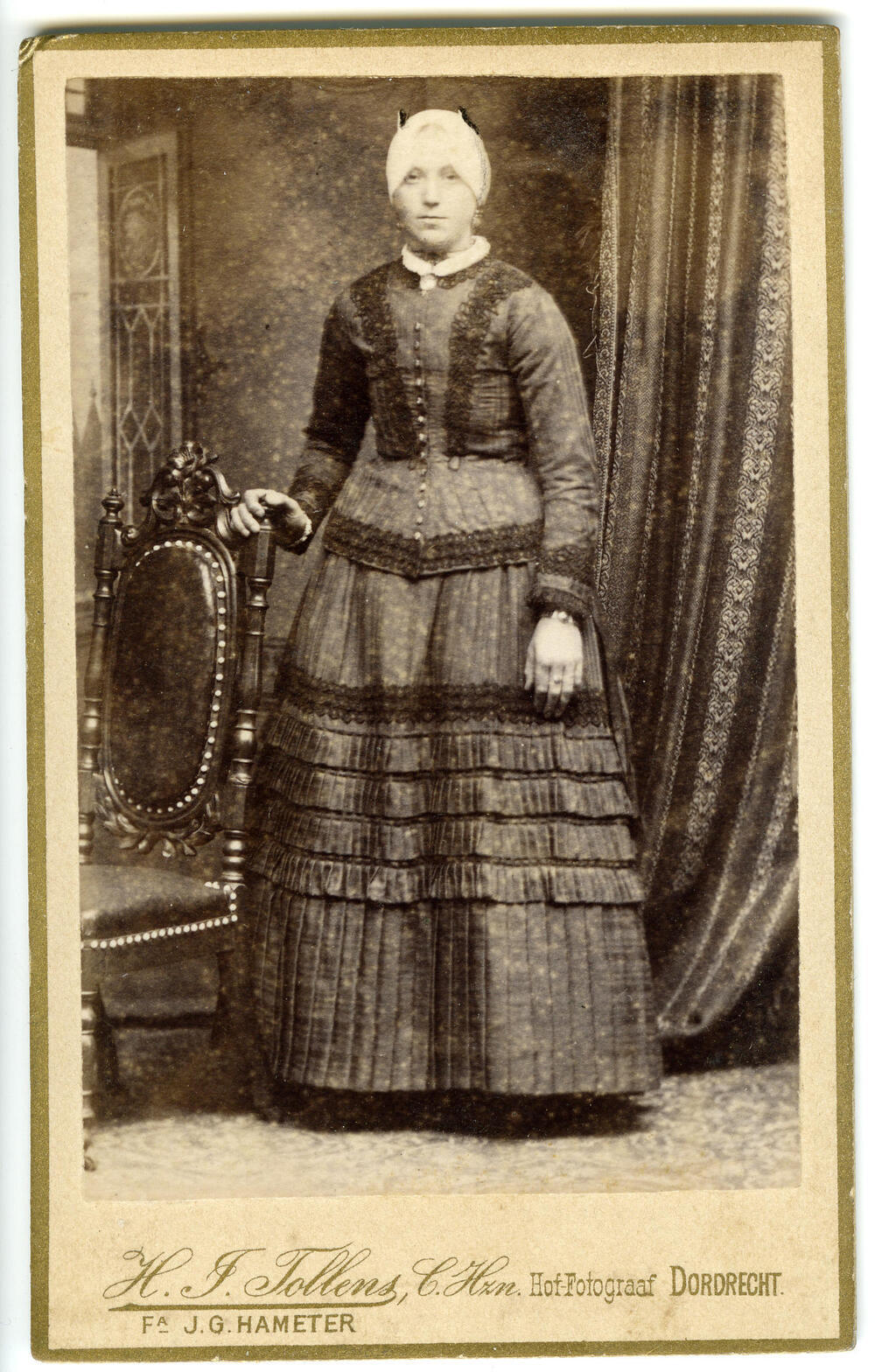 Vrouw in streekdracht, omgeving Dordrecht, 1890–1908