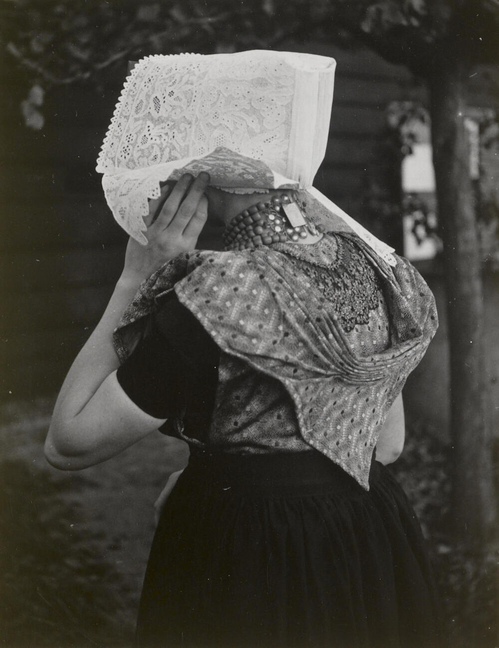 Vrouw in katholieke Zuid-Bevelandse dracht, Ovezande, 1950
