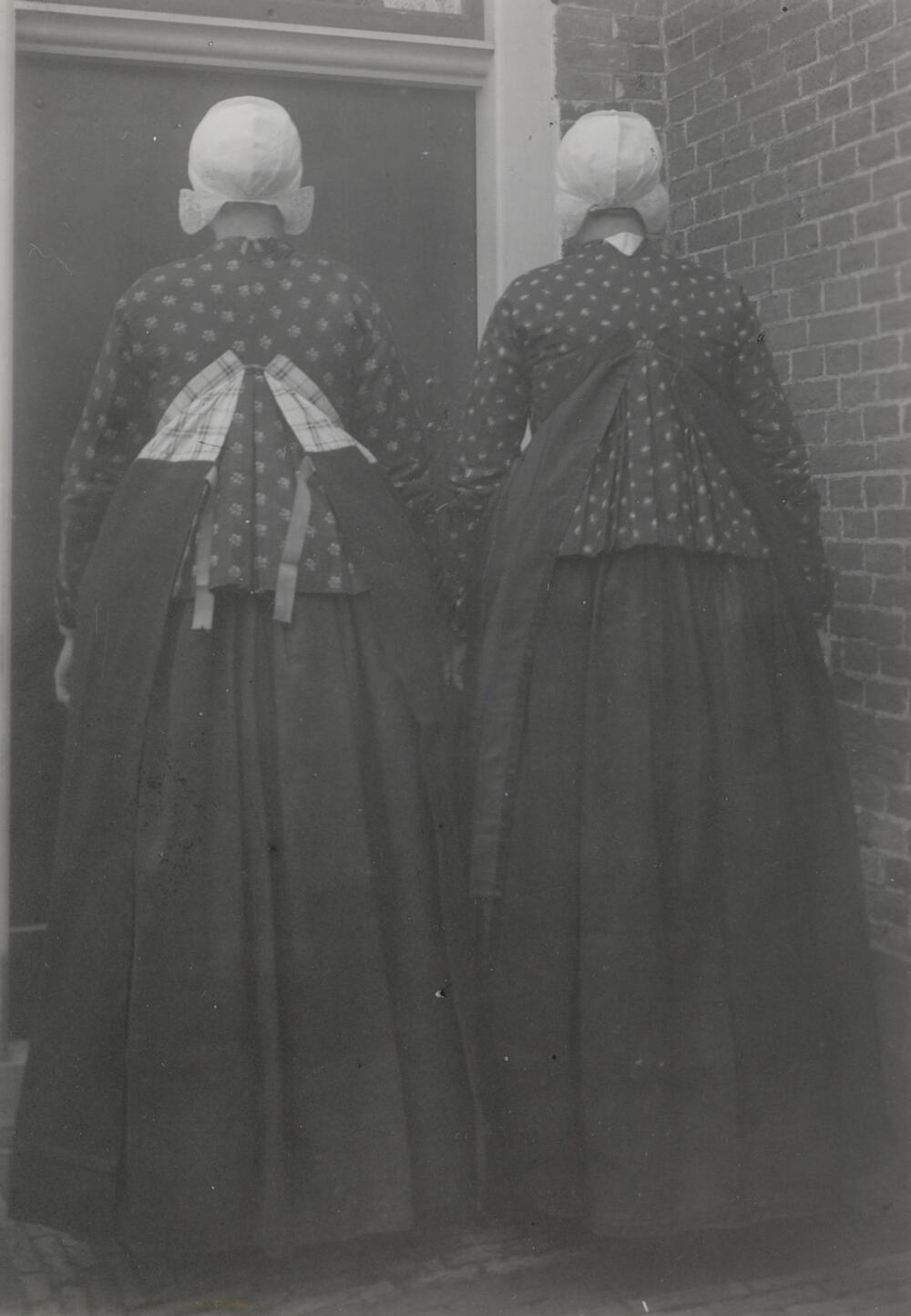 Maria en Mijntje Duist in streekdracht, Bunschoten-Spakenburg, circa 1915
