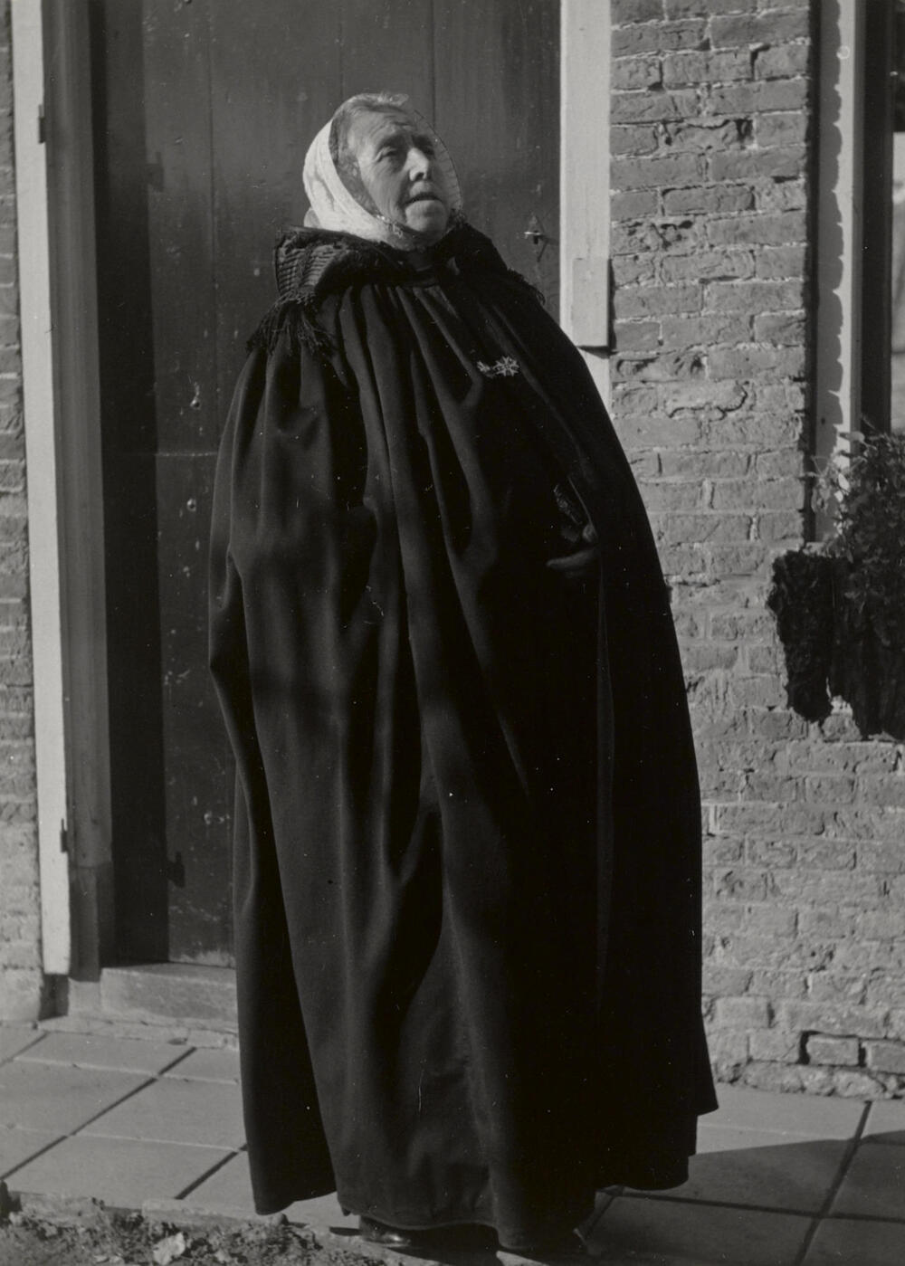 Mevrouw De Bruijne in Cadzandse dracht, 1950