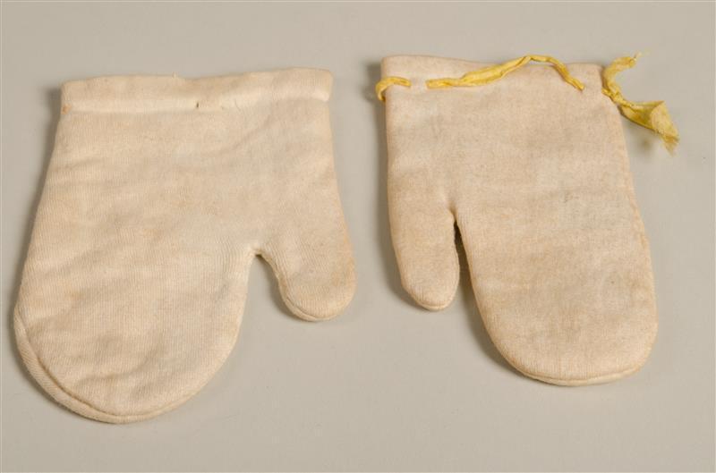Twee enkele peuterhandschoenen