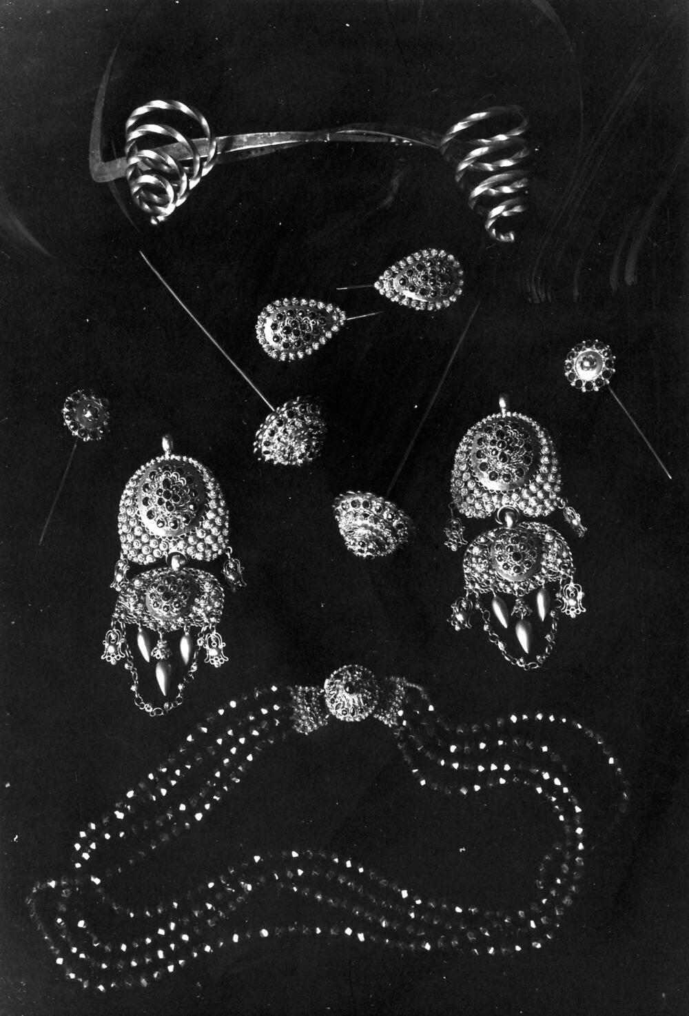 Sieradenset, gedragen op Tholen, 1955