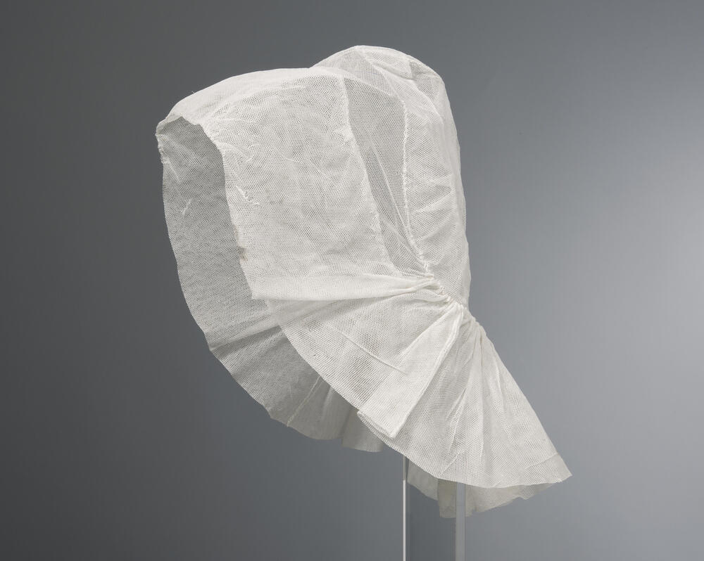 Floddermuts van witte tule voor de rouw, Groningen, voor 1943