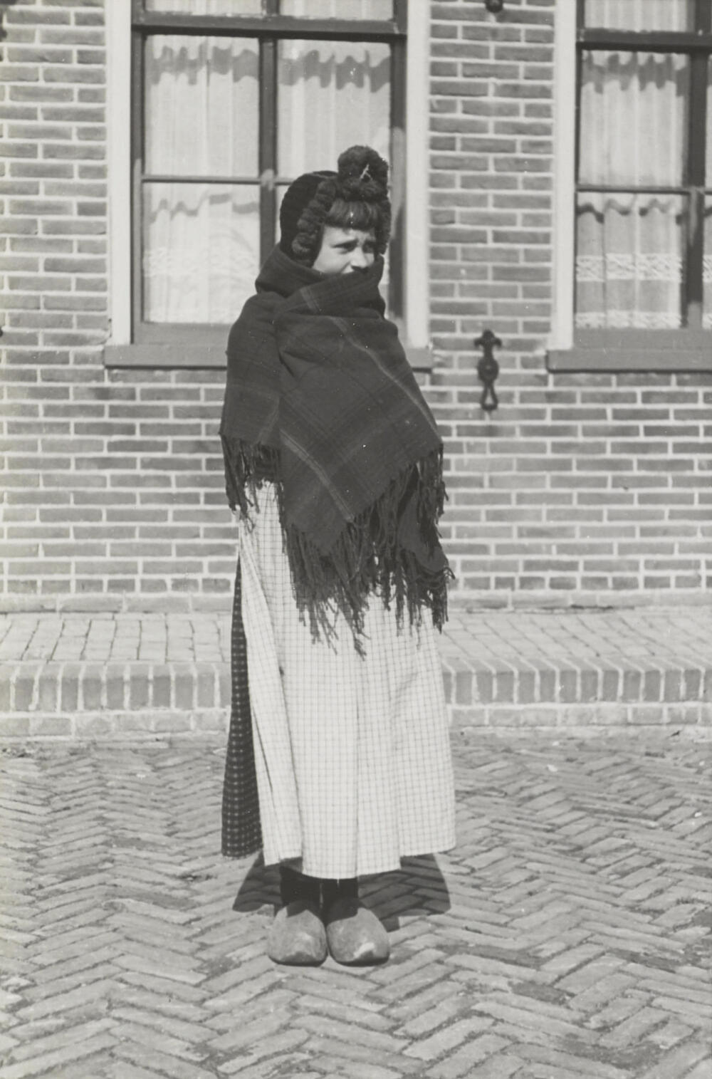 Meisje in streekdracht uit Volendam, 1946
