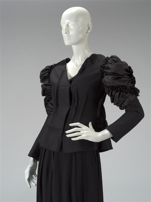 Zwart colbert met aangerimpelde mouwen