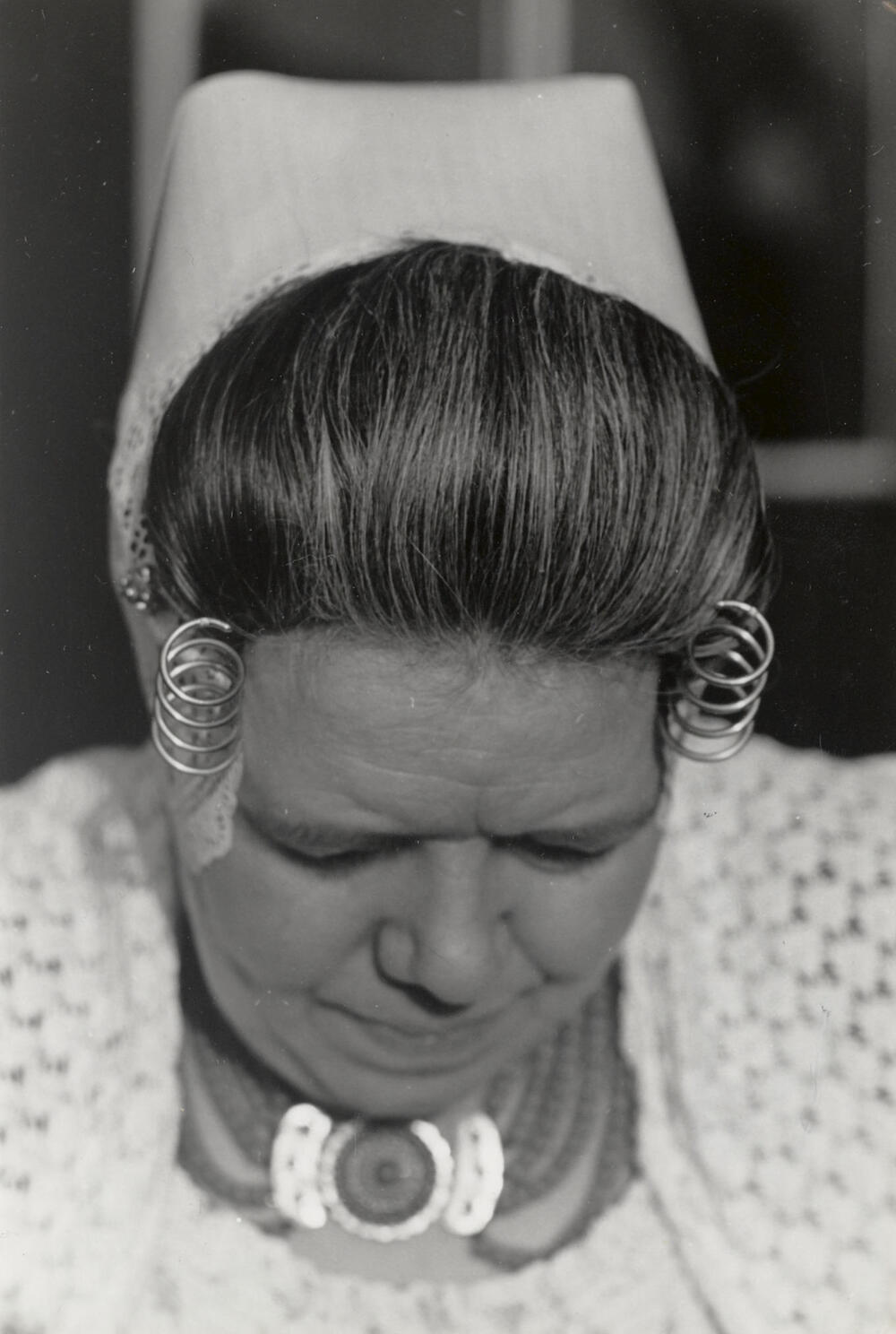 Martina de Vos uit Westkapelle in Walcherse dracht, 1950