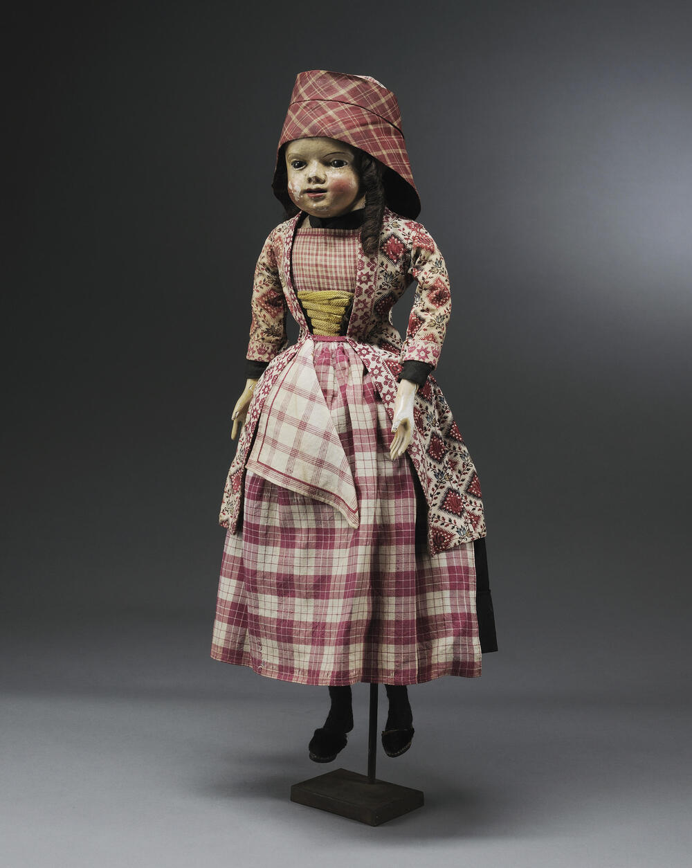 Pop gekleed als ongehuwde vrouw uit Hindeloopen, voor 1979