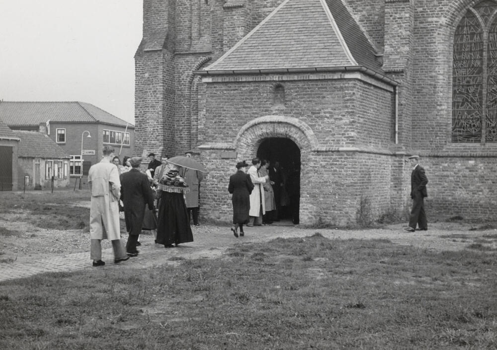 Kerkgangers, Zoutelande, 1950