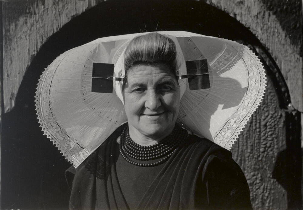 Vrouw in protestantse Zuid-Bevelandse dracht, Heinkenszand, 1950