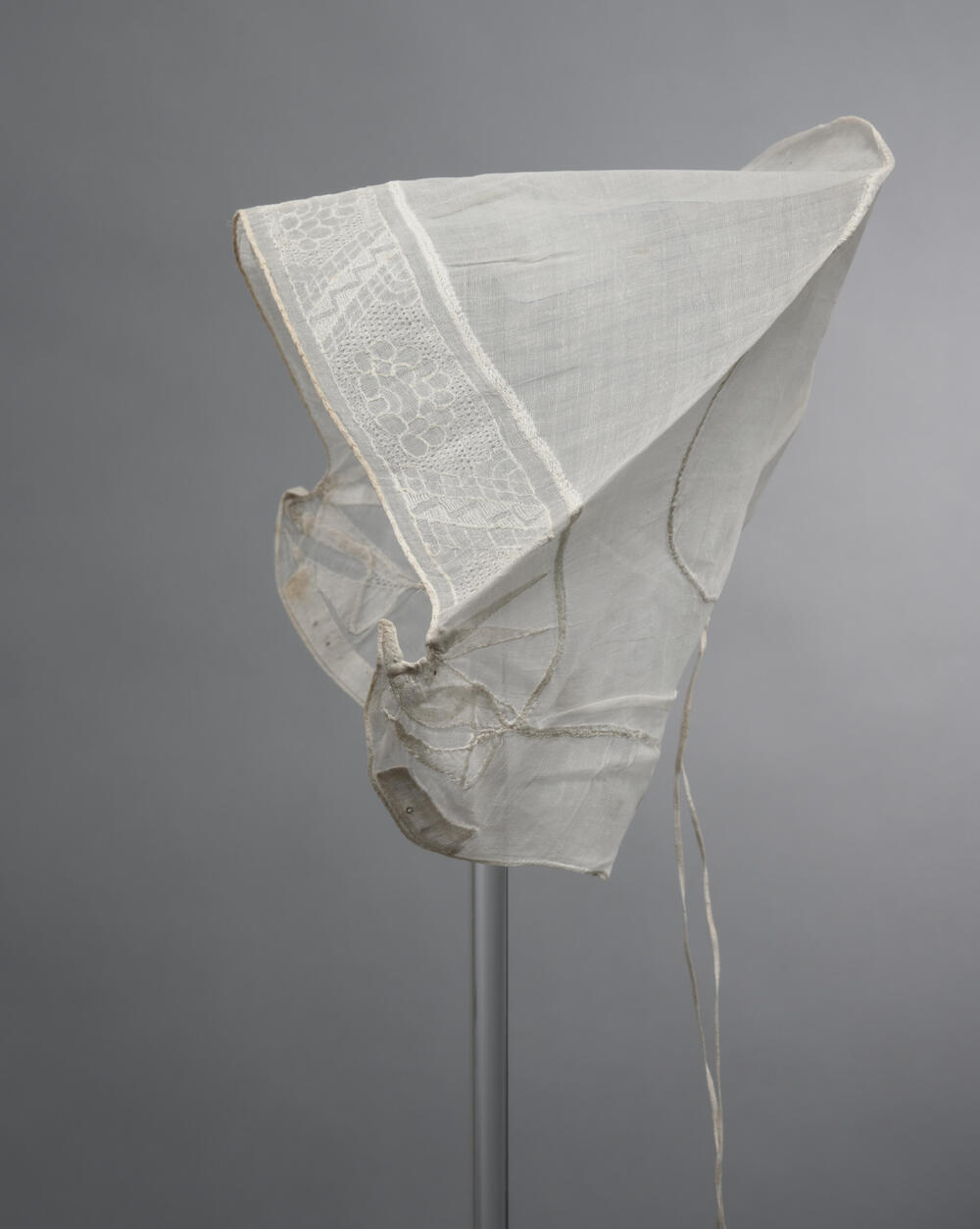 Kap van geborduurde glasbatist, Zaanstreek, circa 1750