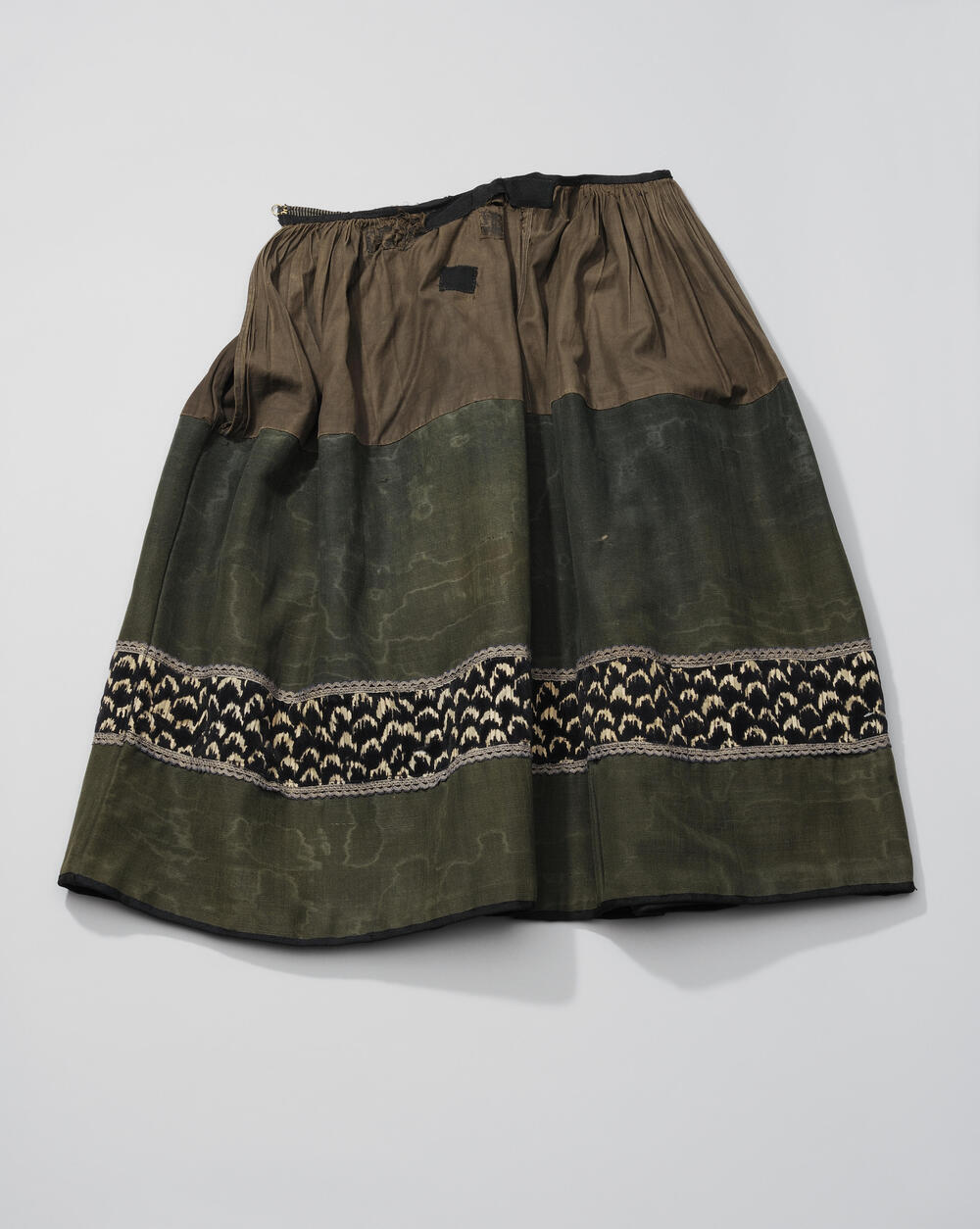 'Rusend keus' of 'stiefkeus', onderrok uit Cadzand, voor 1951