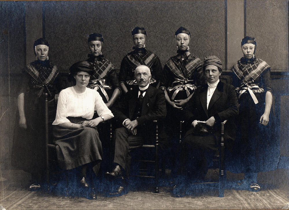 Vrouwen in Staphorster dracht en mensen in modedracht
