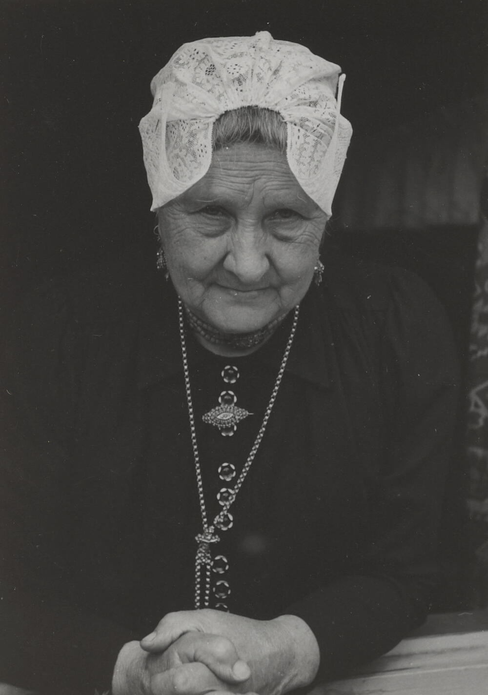 Cornelia Vos-Klaver in streekdracht uit Laren, 1952