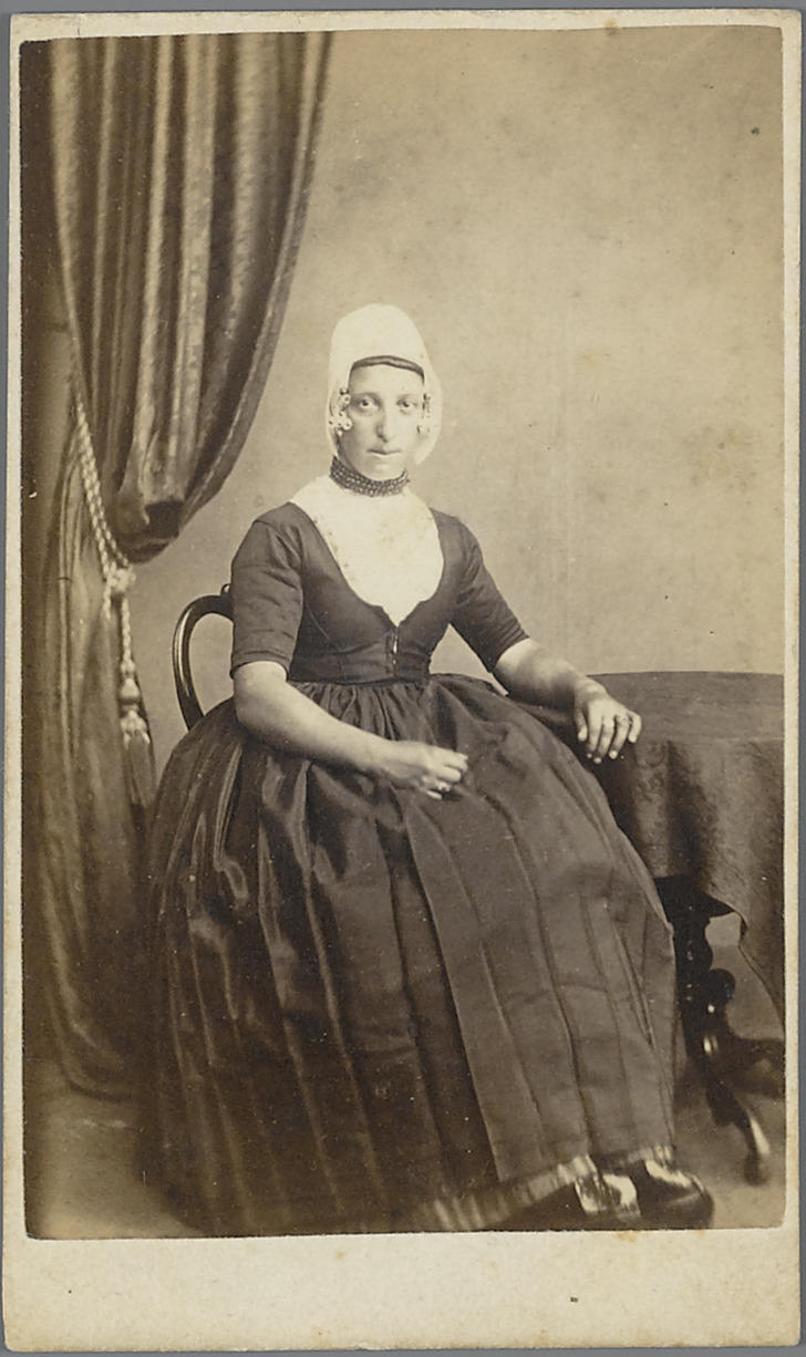 Vrouw in Walcherse streekdracht, 1864–1878