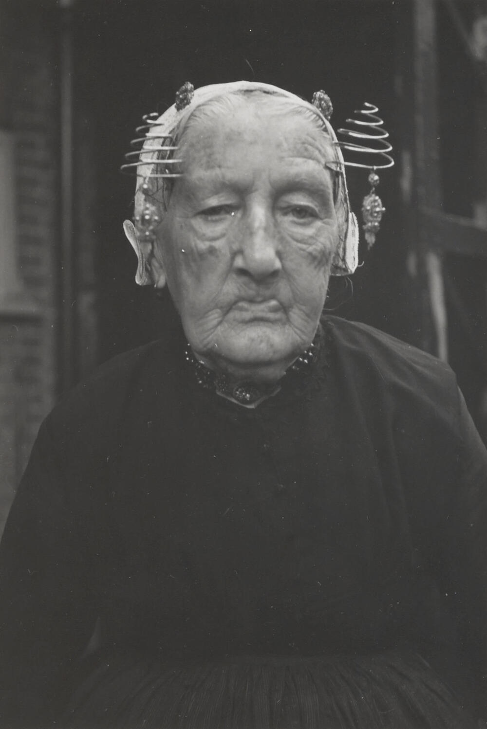Maria van der Zwan-Moerman in Vlaardingse dracht, 1950