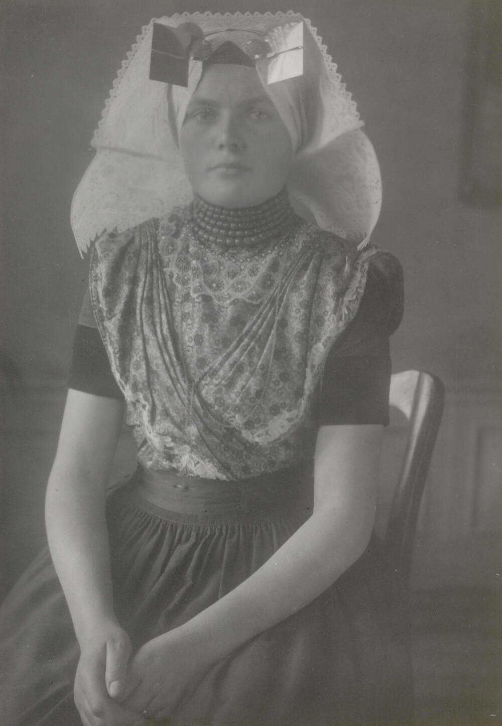 Vrouw in katholieke Zuid-Bevelandse streekdracht, 1913–1916