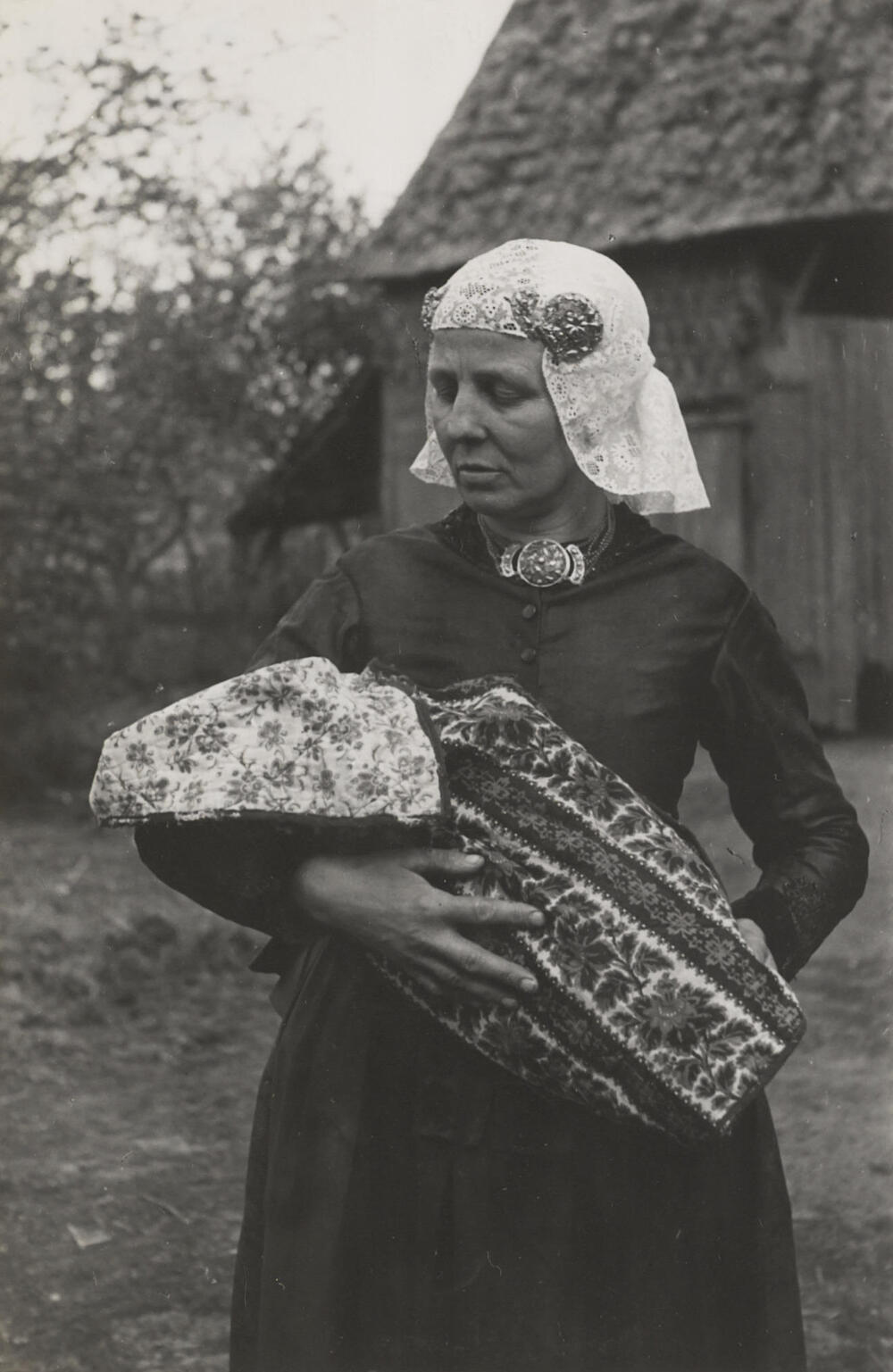 Vrouw in Drentse dracht met bakerkind, Oud Schoonebeek, 1946