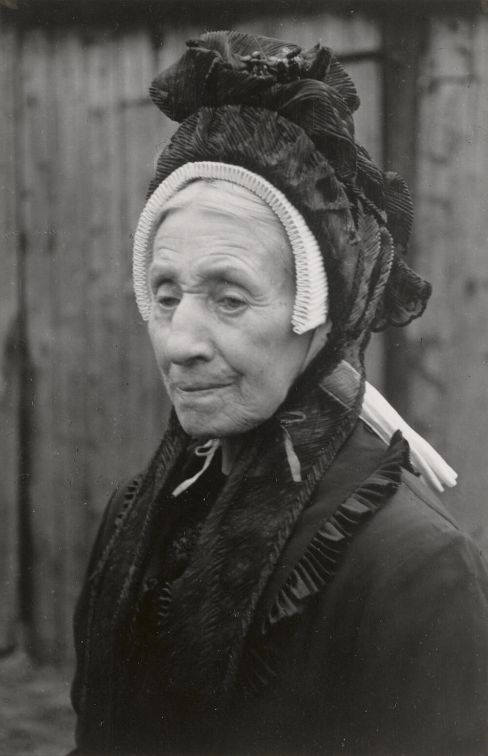 Mevrouw Simmelink uit Kotten in zondagse rouwdracht, 1946