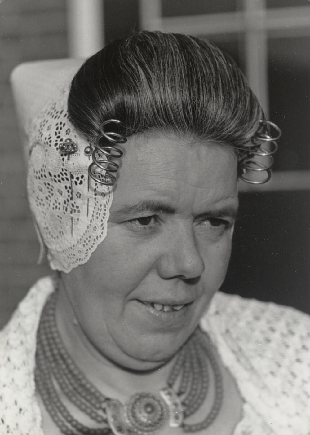 Martina de Vos uit Westkapelle in Walcherse dracht, 1950