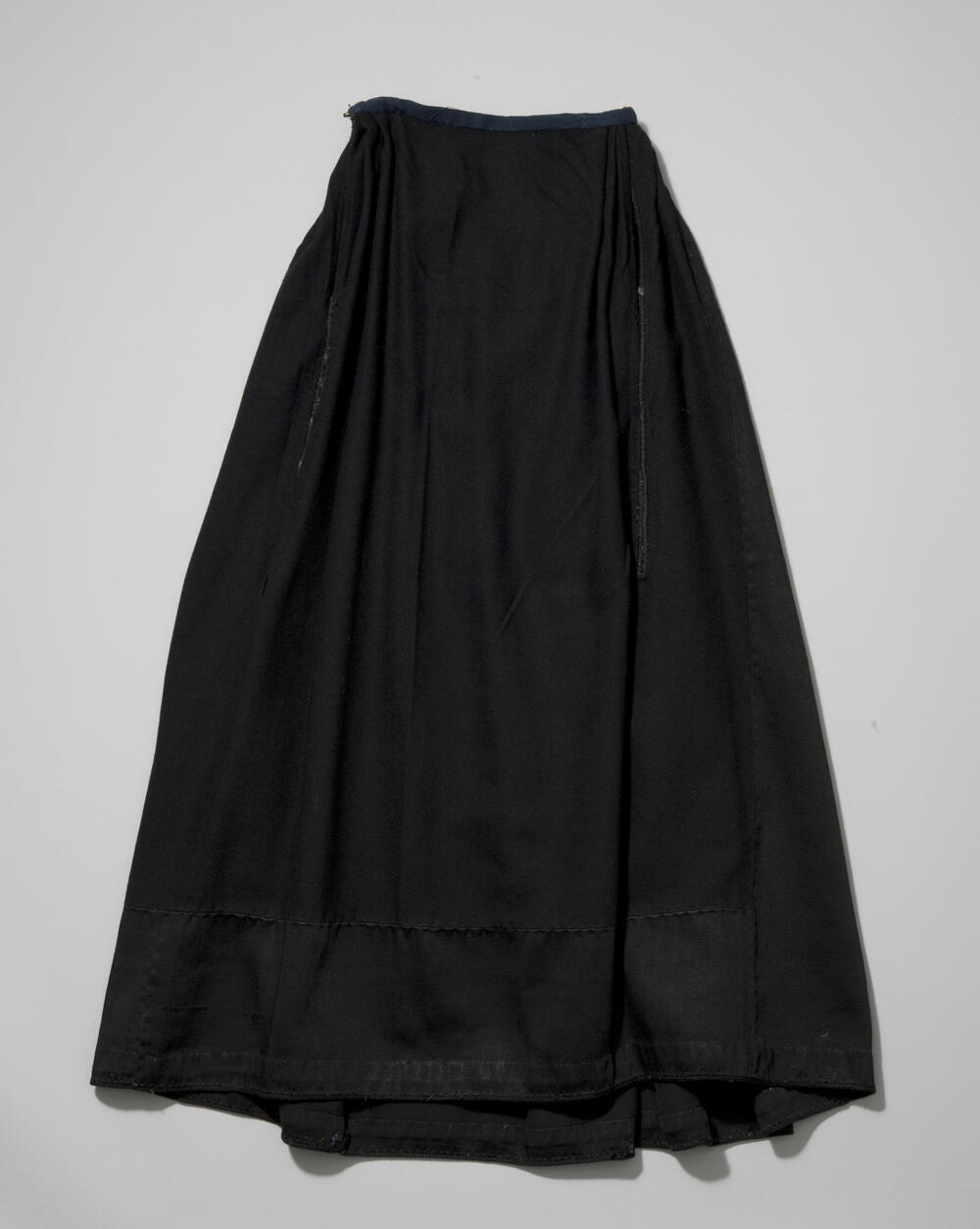 Meisjesrok voor de 7-weken rouw, Spakenburg, circa 1935