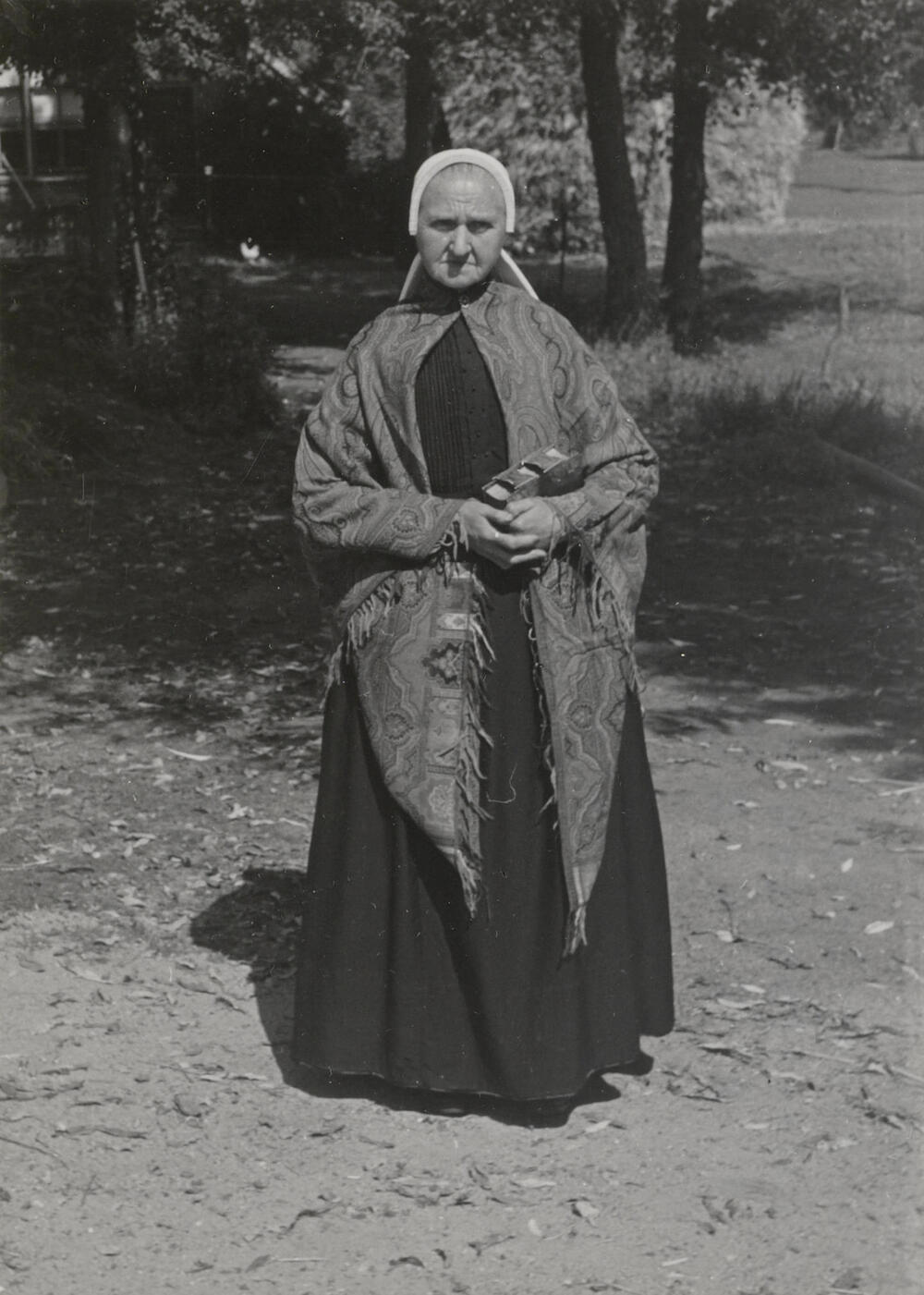 Daatje Post uit Vriezenveen in Sallandse dracht, 1947