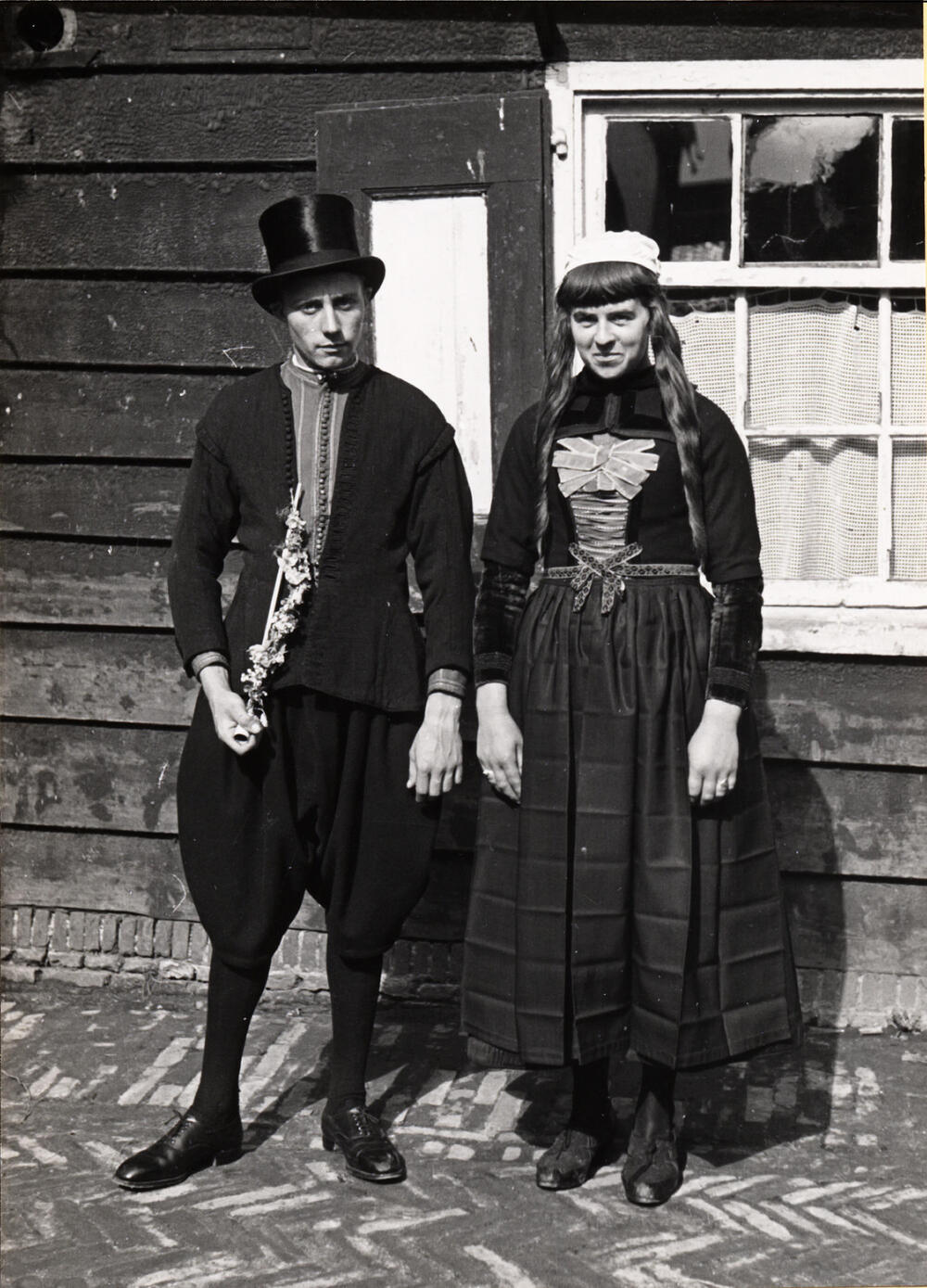 Ariaan Zondervan en Maritje Pereboom, verkleed in bruidskleding, Marken, 1945