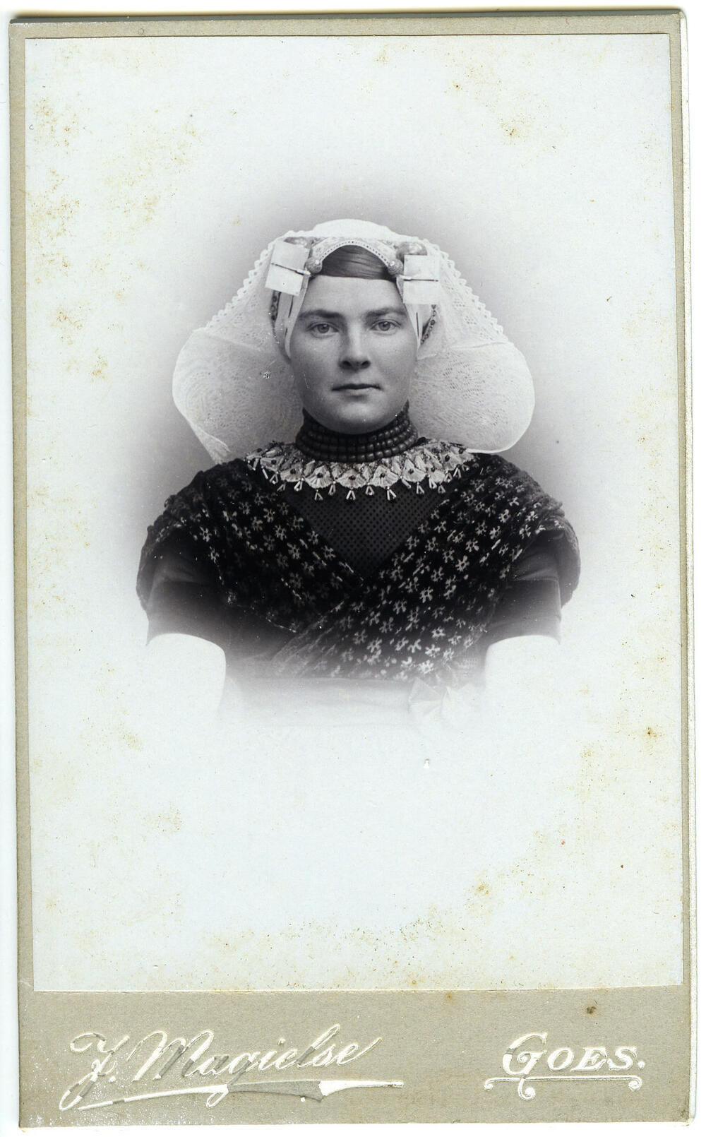 Vrouw in katholieke Zuid-Bevelandse dracht, 1891–1924
