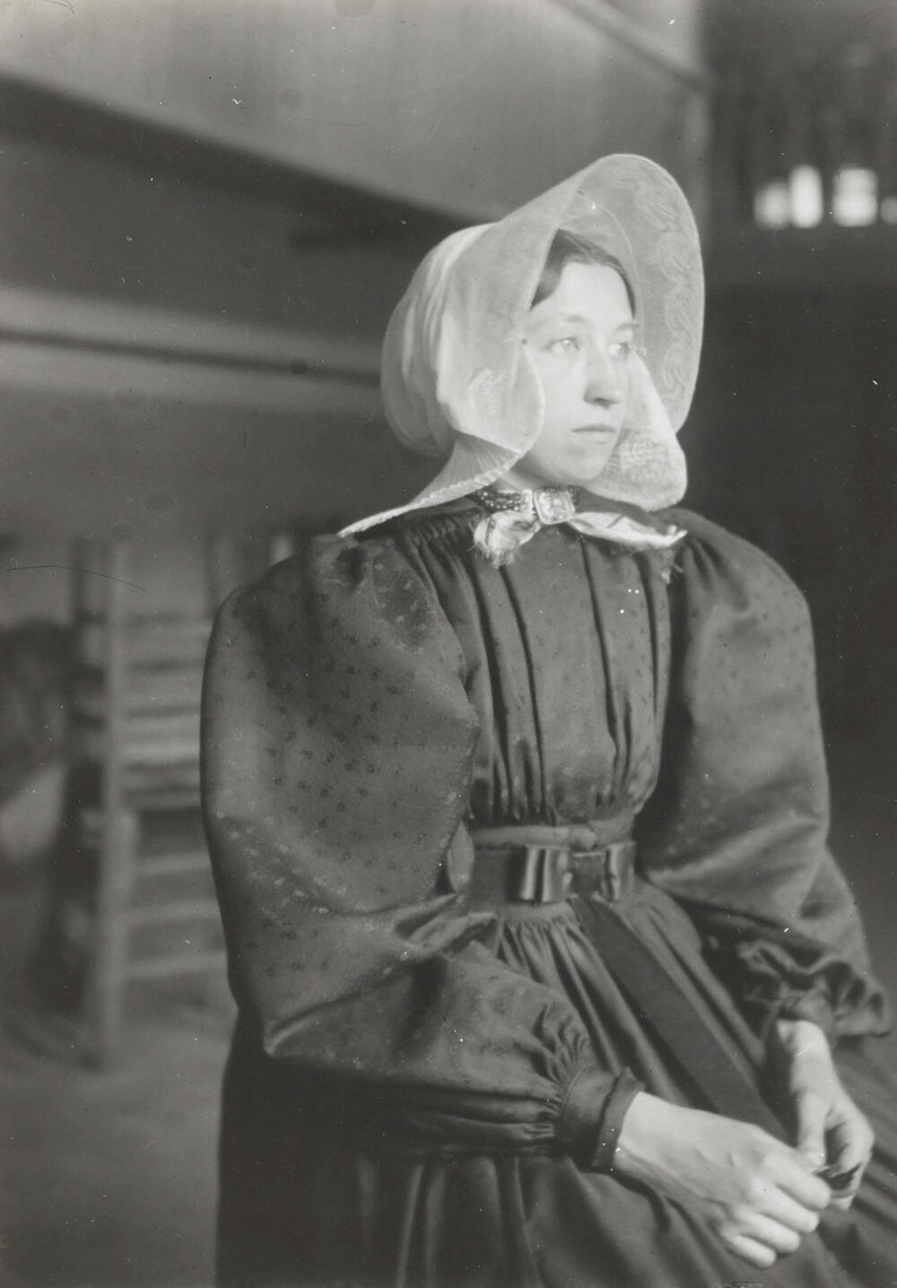 Meisje in Huizer streekdracht, 1916