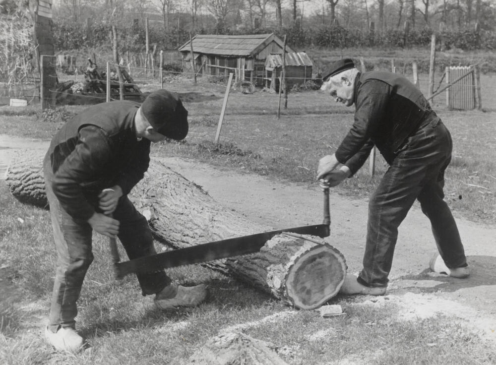 Jan Kooiker en Jan Smit aan het zagen, Staphorst, 1944