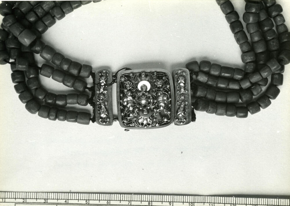 Halssnoer, Laren, 1952
