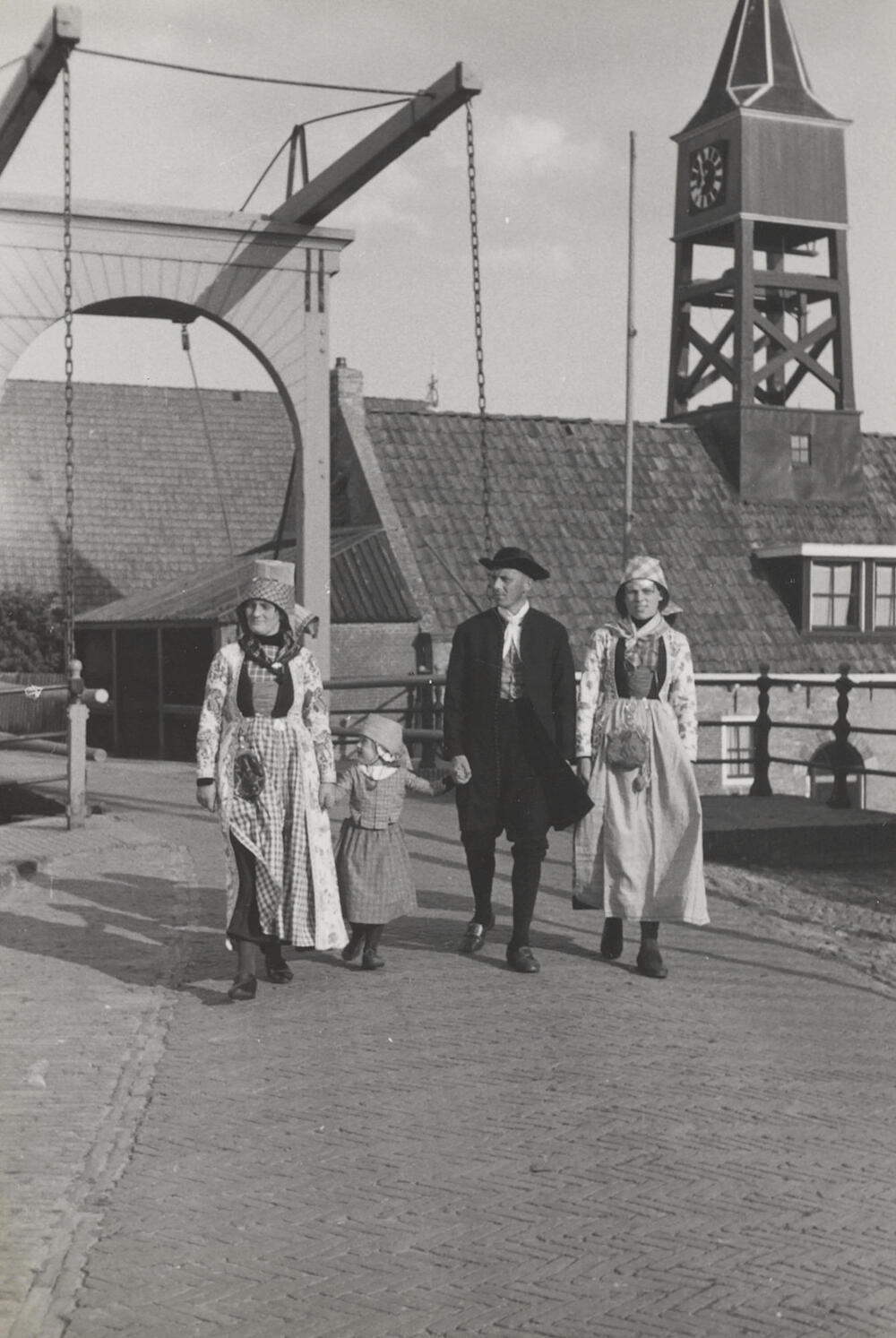 Vrouw, meisjes en man, verkleed in Hindelooper dracht, 1944