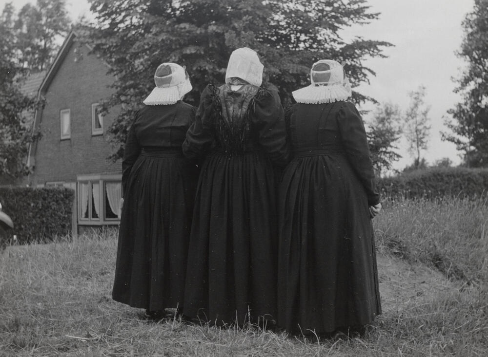 Drie vrouwen in streekdracht uit Eemnes, 1952