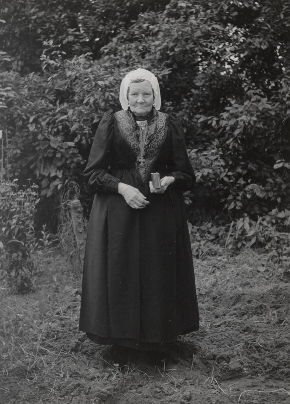Mevrouw Van den Brink in streekdracht, Eemnes, 1952