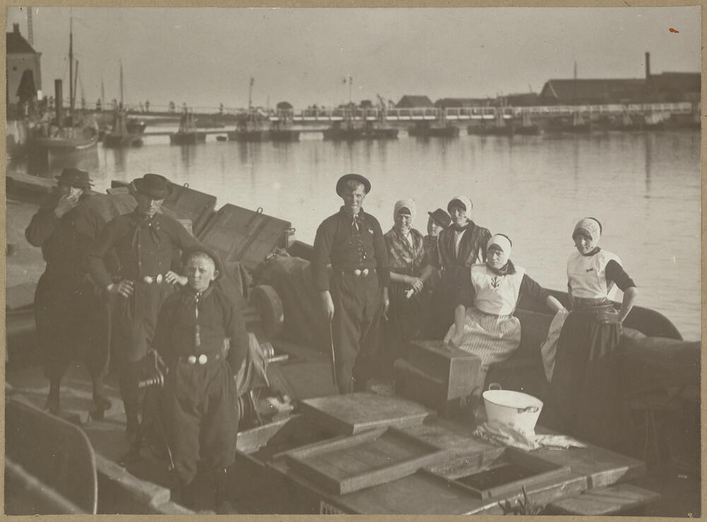 Mannen, vrouwen en kinderen in Urker streekdracht, 1919