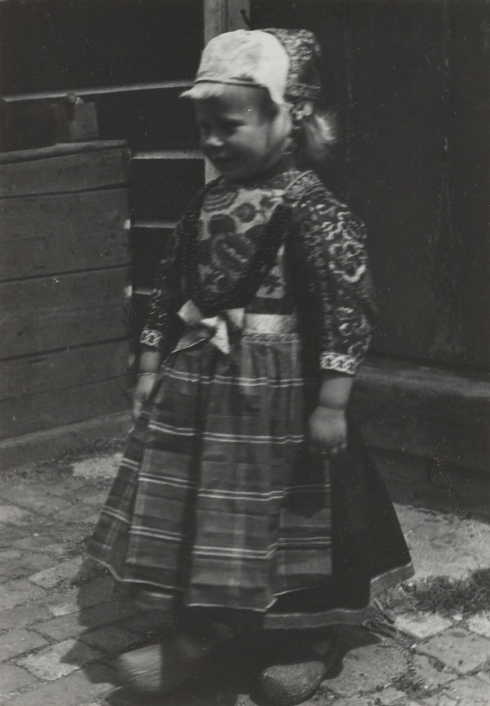 Eefje Schipper in Marker dracht, 1943