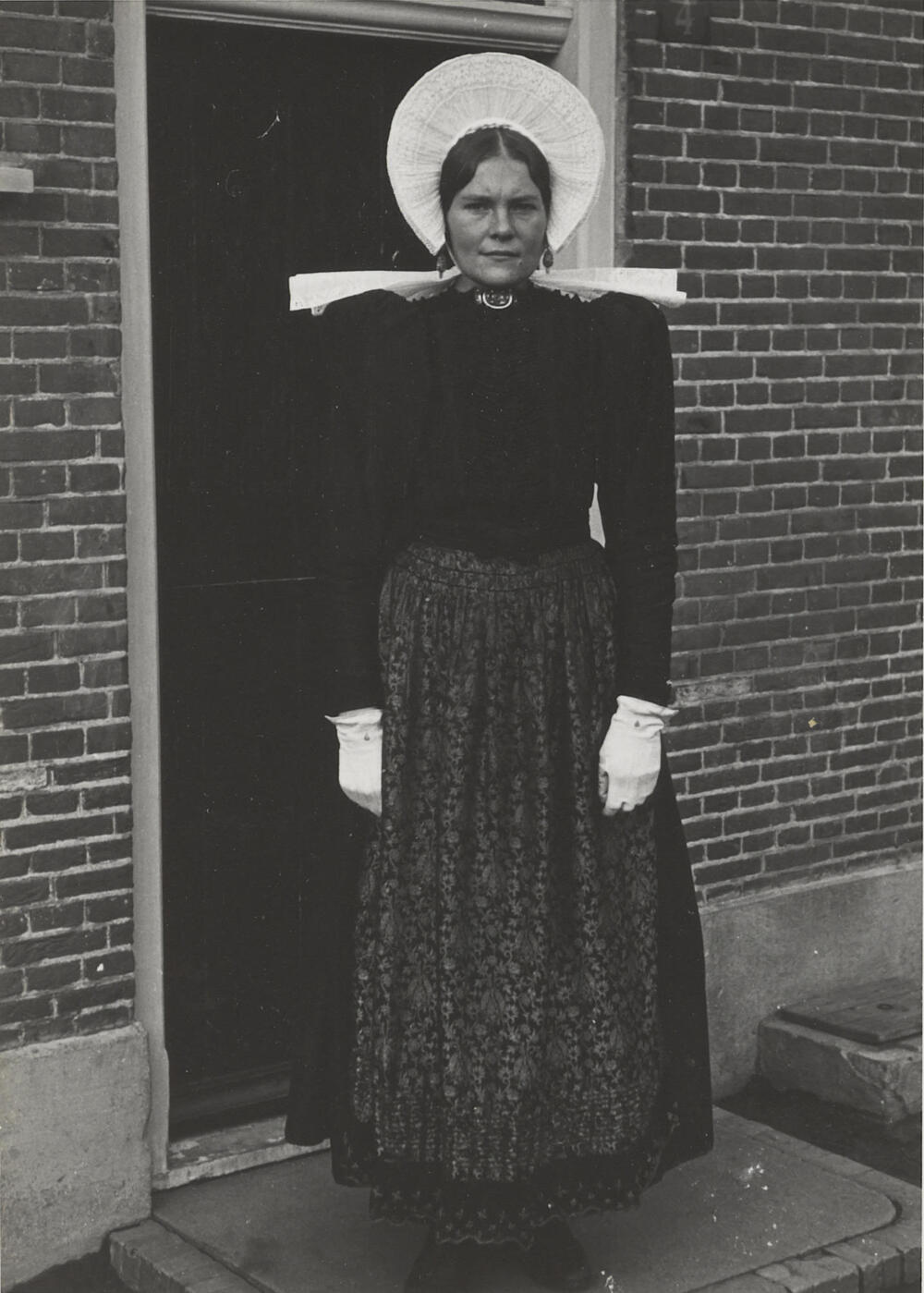 Vrouw in streekdracht, Huizen, 1945