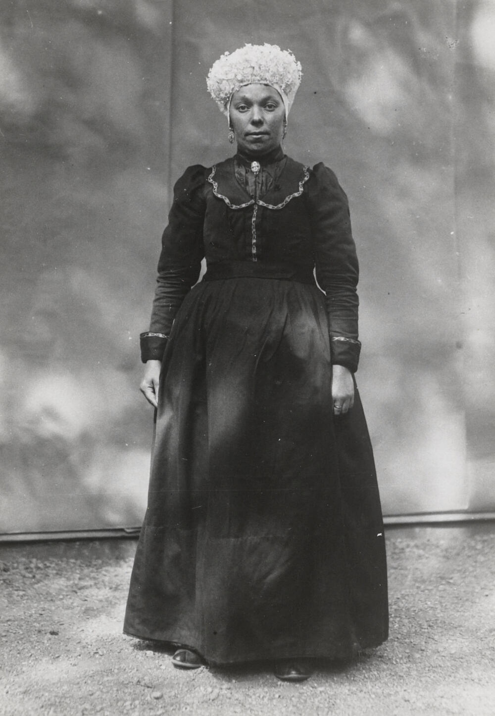 Vrouw in streekdracht uit Bergen op Zoom, 1913