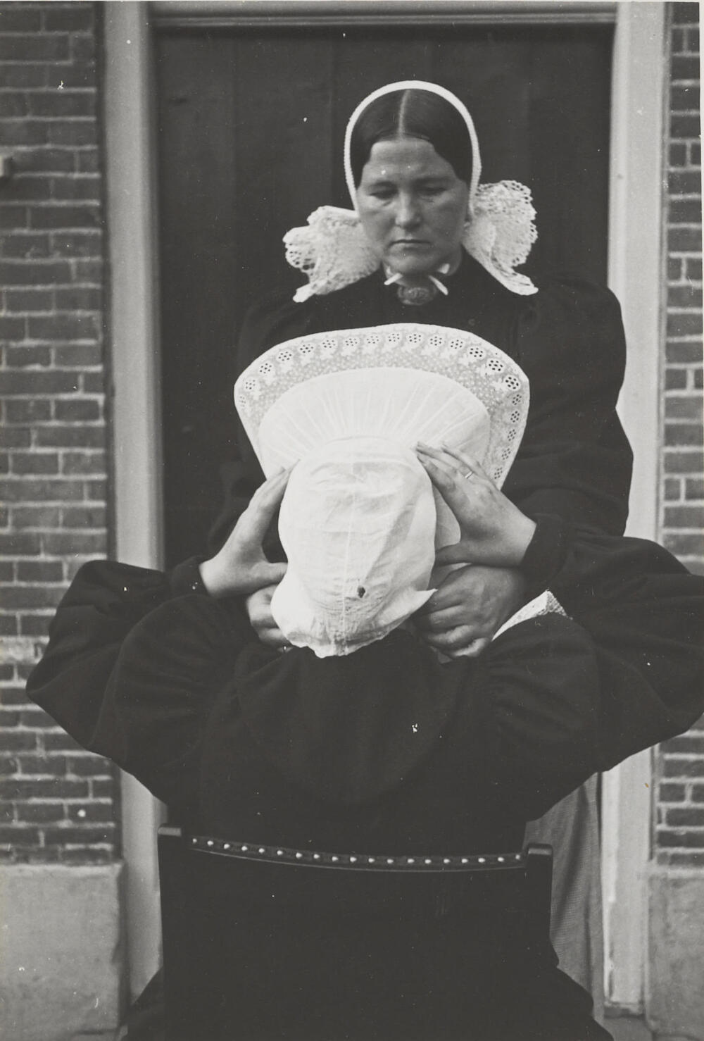 Opzetten van de oorijzermuts, Huizen, 1945