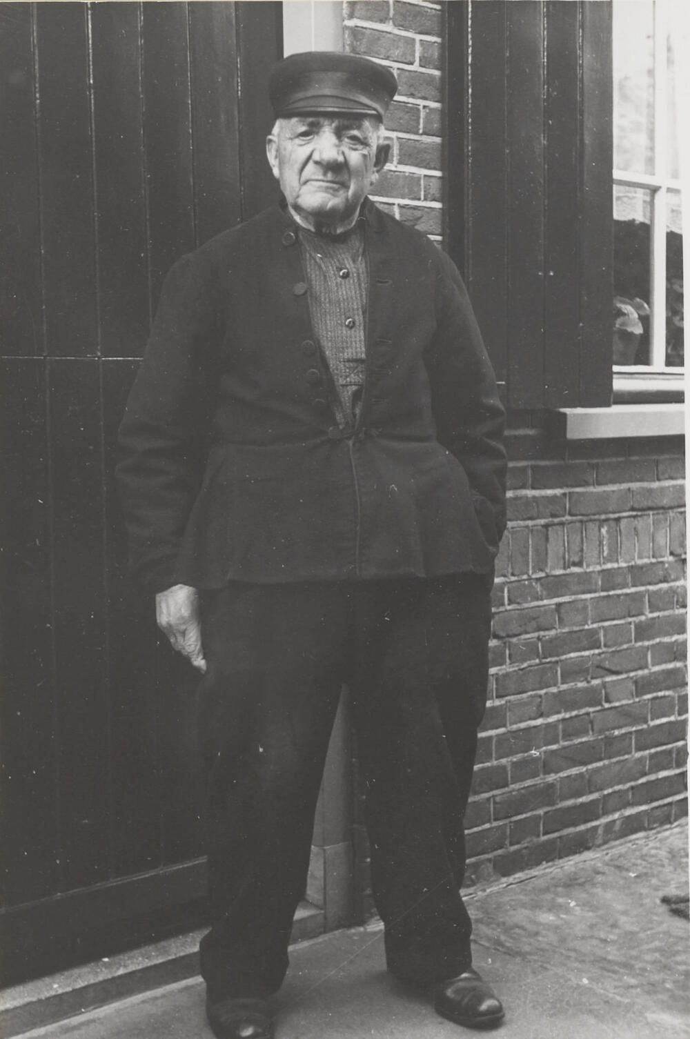 Visser in streekdracht, Huizen, 1945