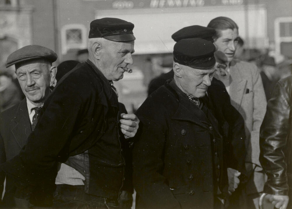 Mannen in Walcherse dracht, Middelburg, 1950