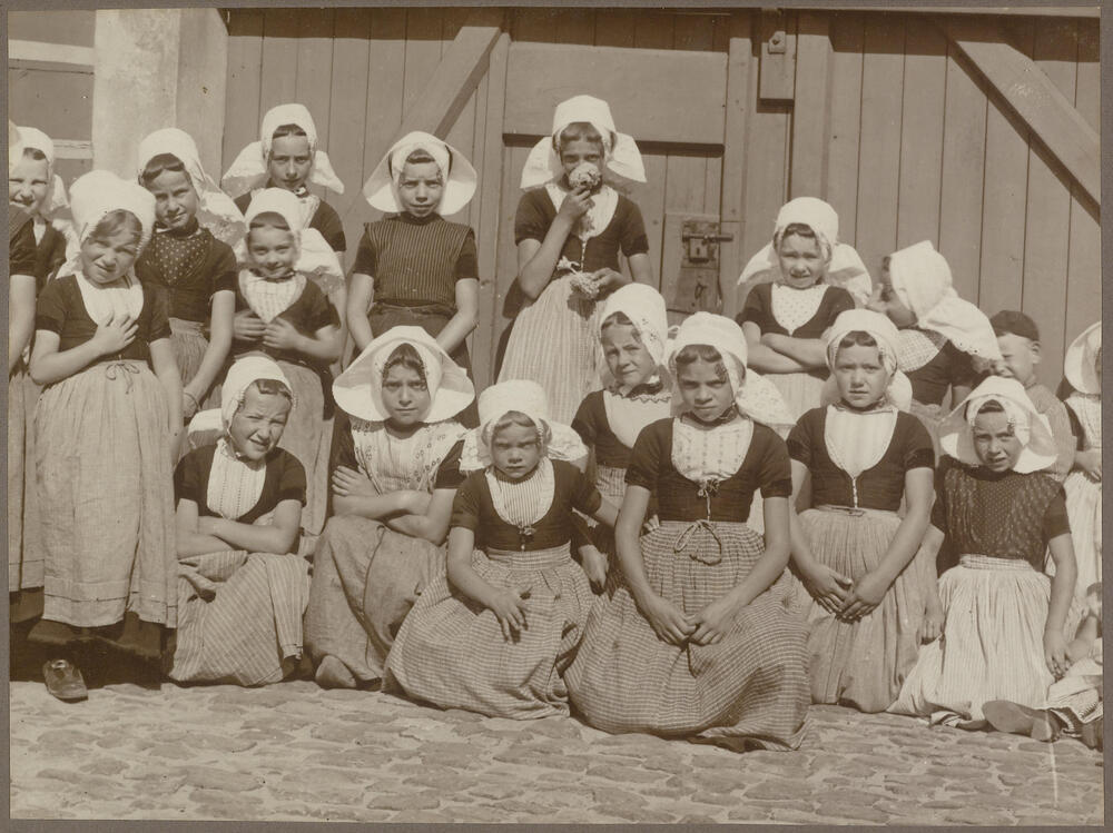 Meisjes in Walcherse streekdracht, 1913–1916