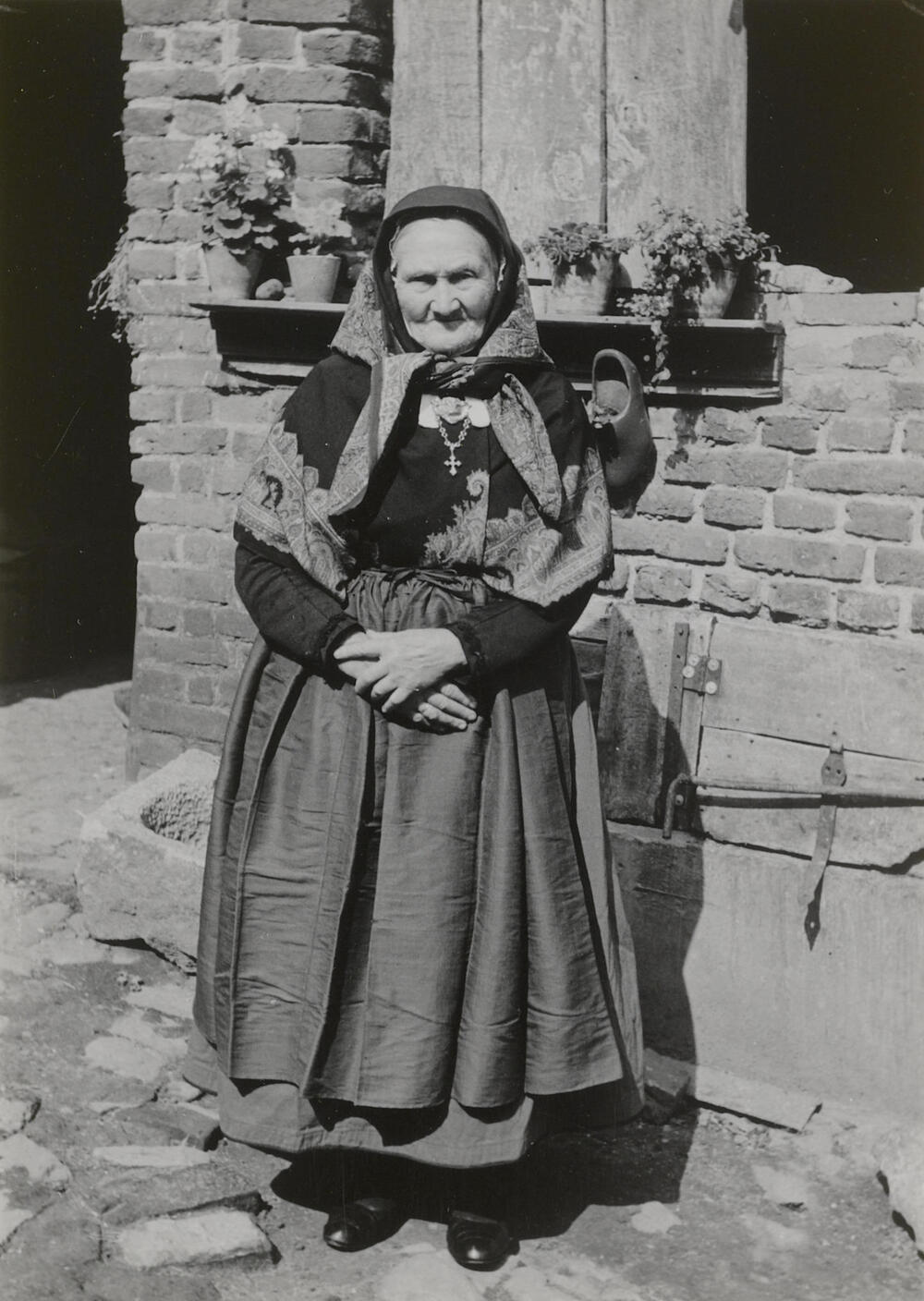 Vrouw in streekdracht uit Stein, 1952